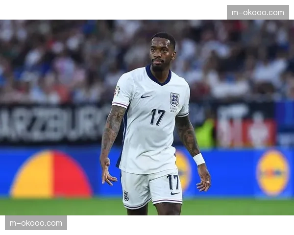 前英格兰国脚卡拉格在专栏中写道：“纯粹的盯人已成历史，但纯粹的区域内足球也非答案。”