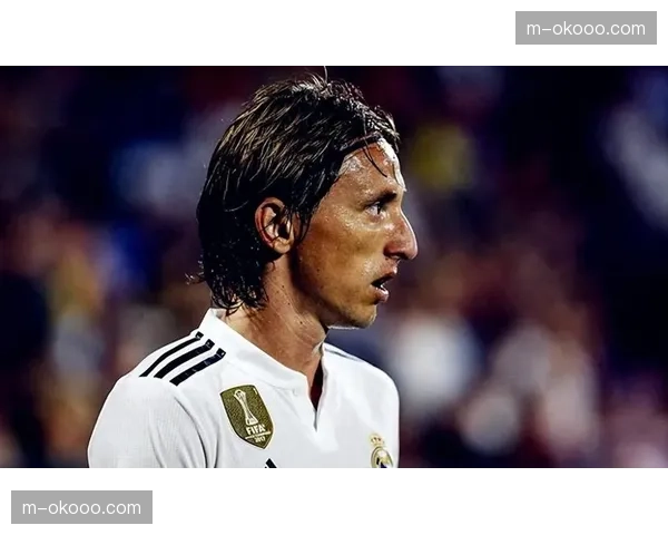 特写：老将莫德里奇在训练中加练定位球，备战赛季关键阶段