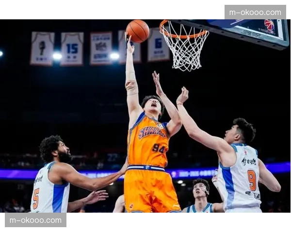 上海久事对阵新疆伊力特，王哲林与吴冠希的内线对抗成看点