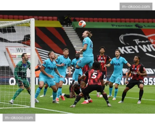 “特写镜头：终场哨响，带领球队成功保级的主教练在场边如释重负”