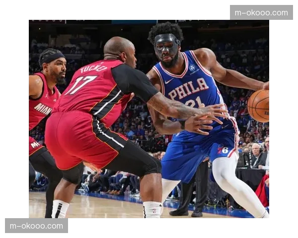 瞬间特写：德容与对方相撞后眉骨开裂，带血奋战至半场结束