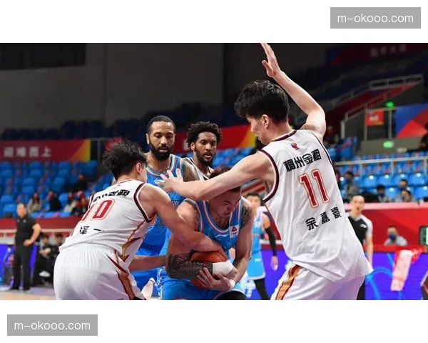 【2026年4月CBA联赛阶段性复盘·赛中·报道半场战报：浙江稠州金租三分失准，半场落后新疆伊力特9分